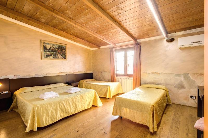 Quadruple Room image 4
