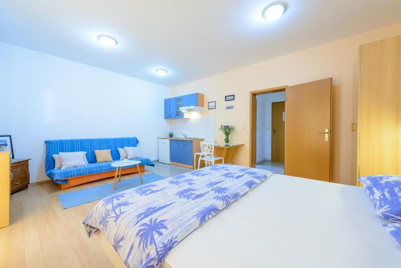 Studio with Garden View (2-3 Adults) image 3