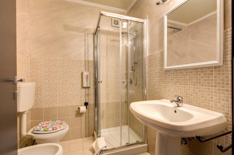 Quadruple Room image 2