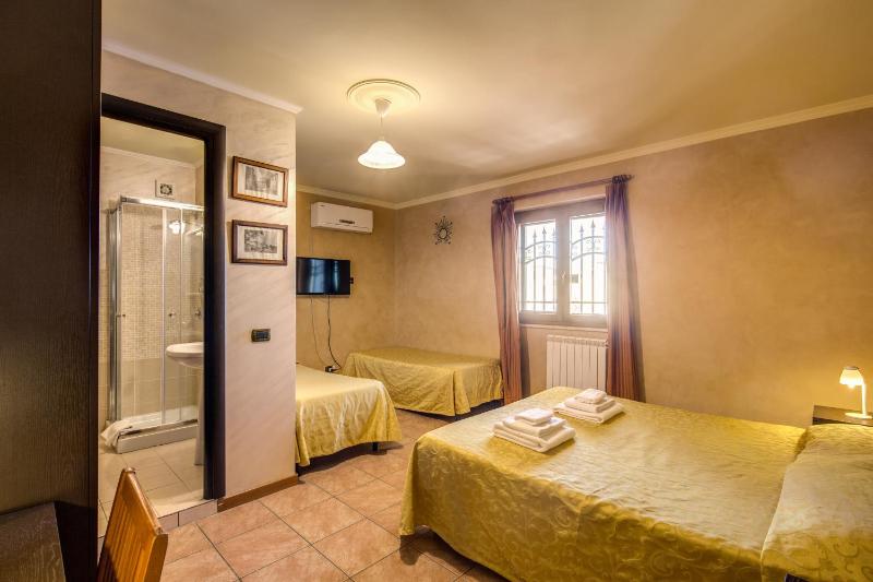 Quadruple Room image 4