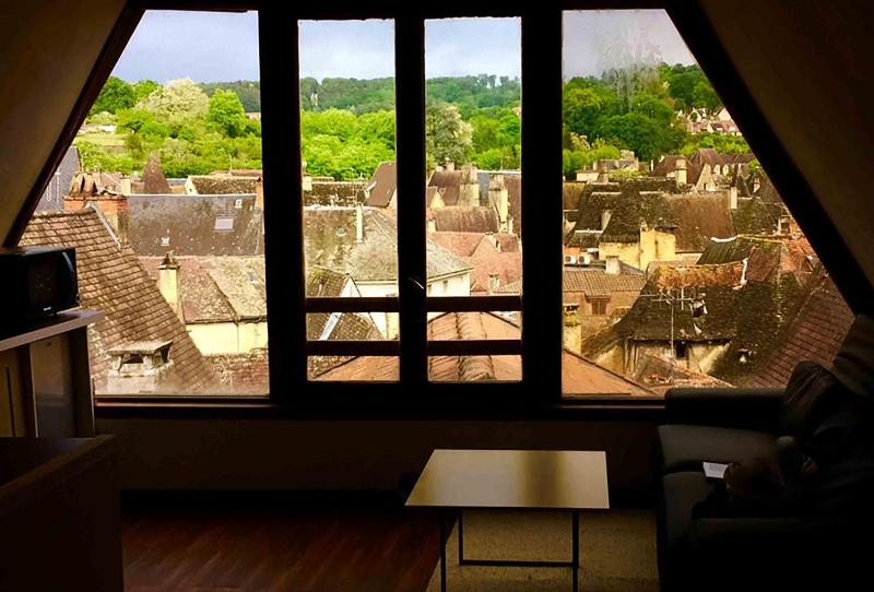 Apartment with City View image 1