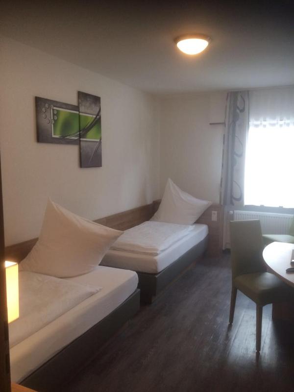 Standard Twin Room image 1