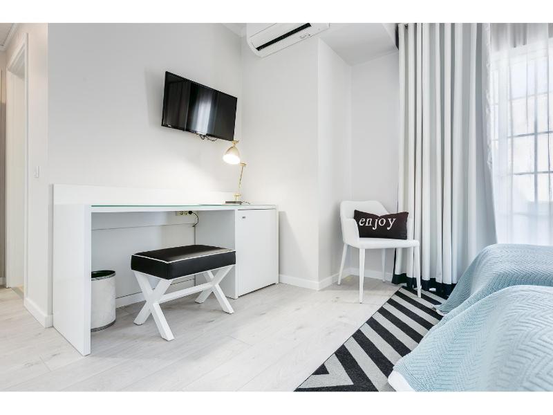 Family Room (2 Adults + 1 Child) image 3