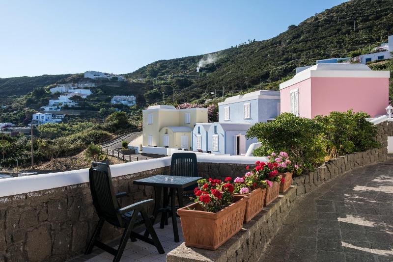 Double Room with Sea View image 4