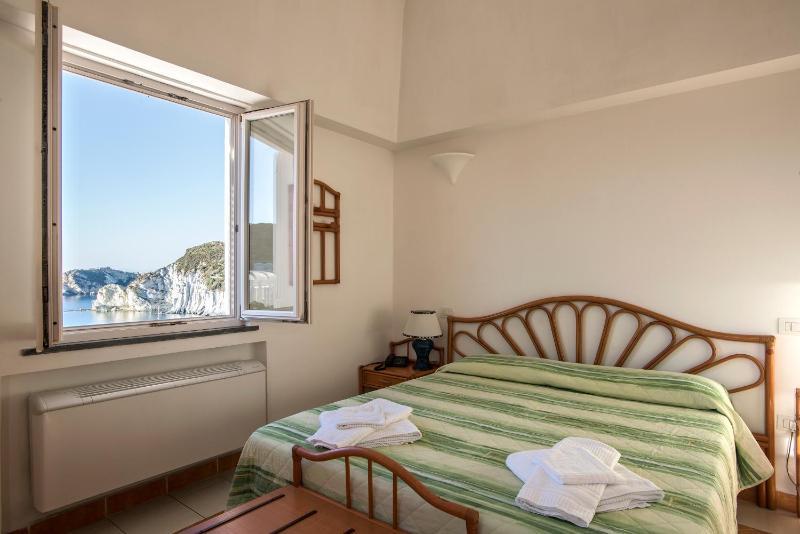 Triple Room with Sea View image 4