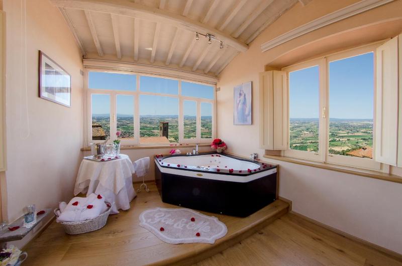 Suite with Spa Bath image 4