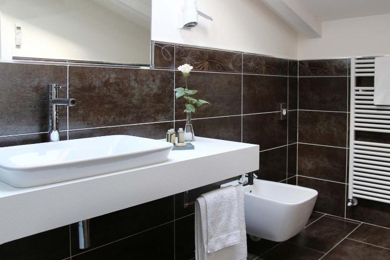 Superior Double Room with Balcony image 2