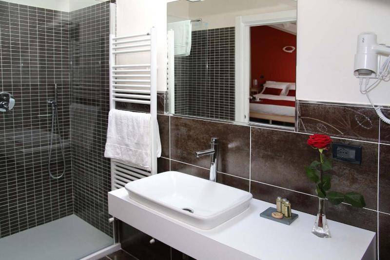 Superior Double Room with Balcony image 3