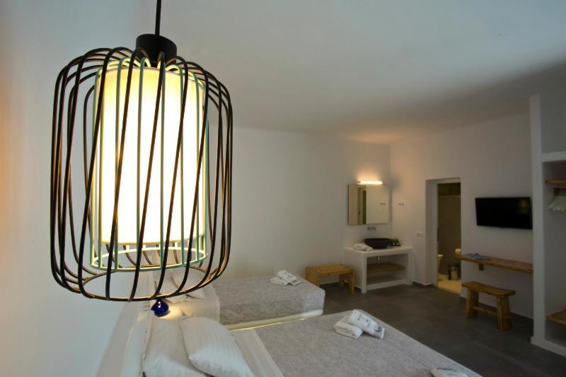 Deluxe Quadruple Room image 1