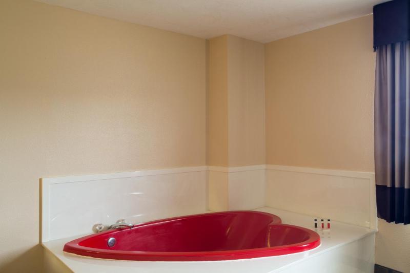 Deluxe King Suite image 3
