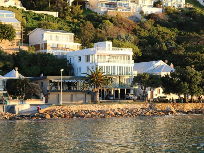 'The View' on Bikini Beach Seafront 2 bedroom Sleeps 4 - image 7