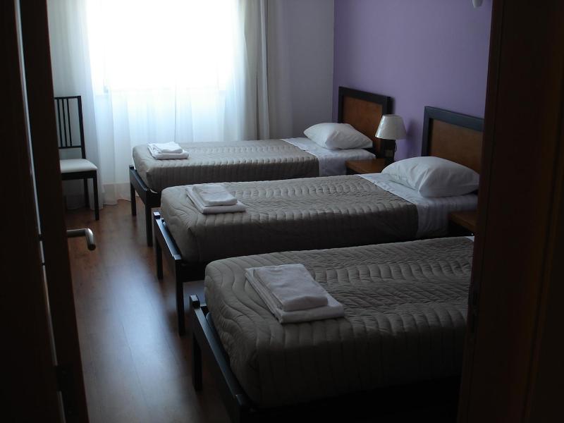 Economy Triple Room with Shared Bathroom image 2