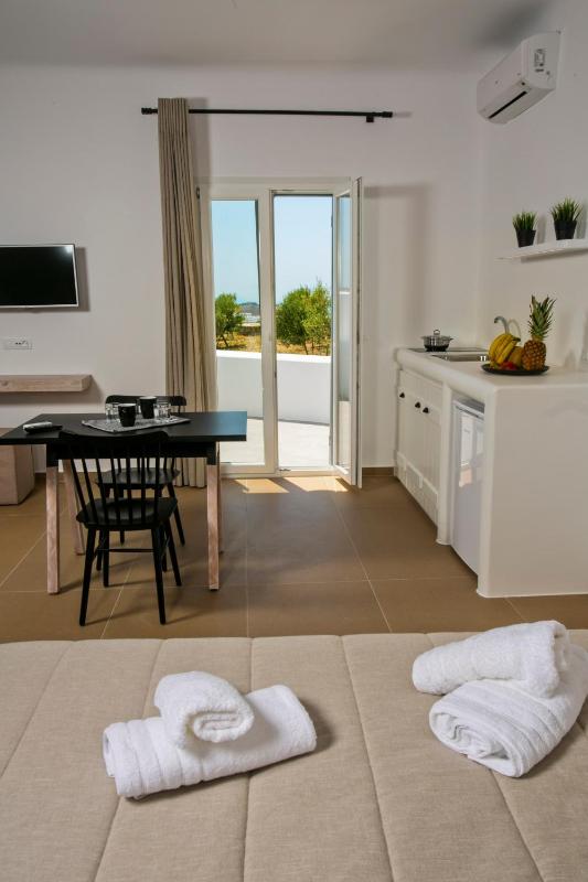 Deluxe Triple Room image 3