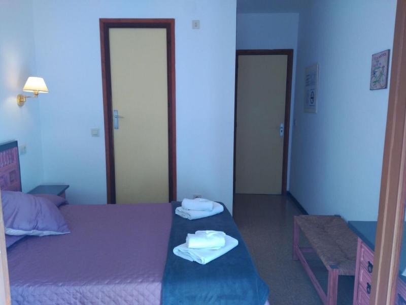 Economy Interior Double or Twin Room image 3