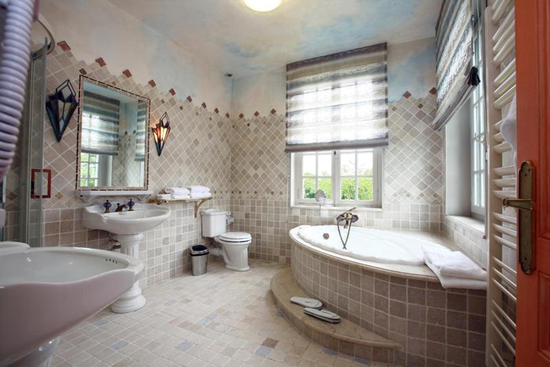 Suite with Garden View image 4