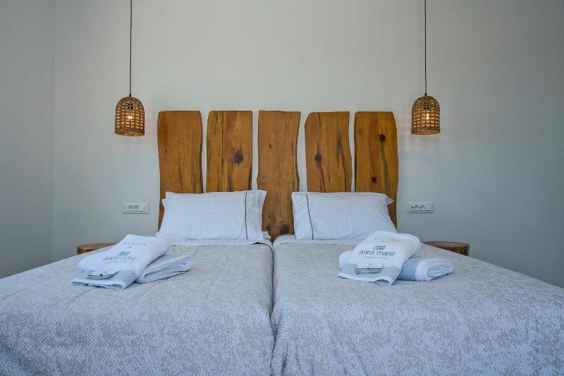 Deluxe Double Room with Pool View image 3