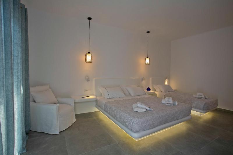 Deluxe Triple Room image 4