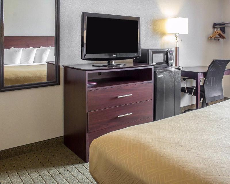 Queen Room with Two Queen Beds - Non-Smoking image 2