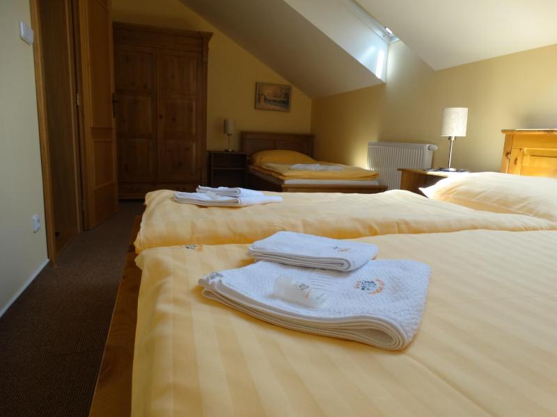 Triple Room with Bath image 3