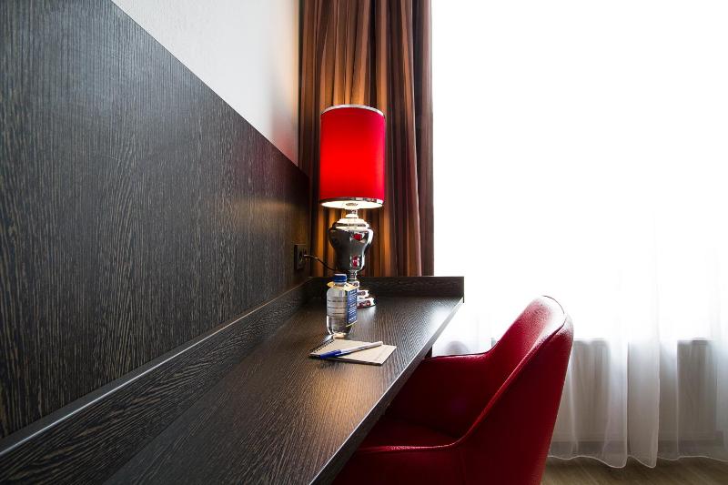 Deluxe King Room image 4