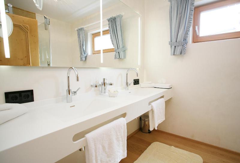 Double Room image 4