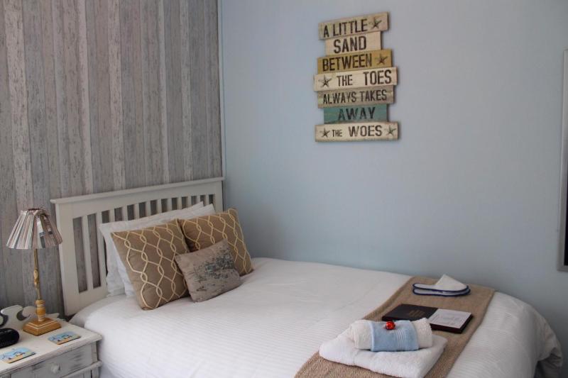 Single Room with Private External Bathroom image 2