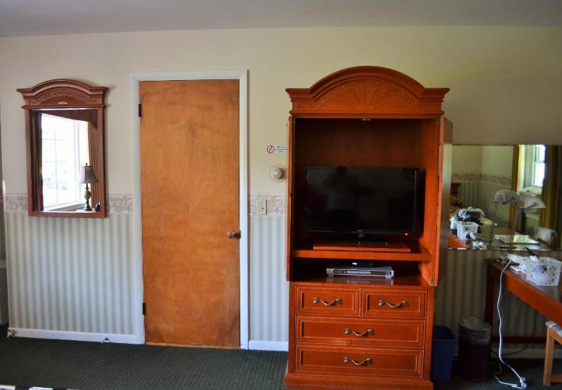 Standard Queen Room with Two Queen Beds image 3