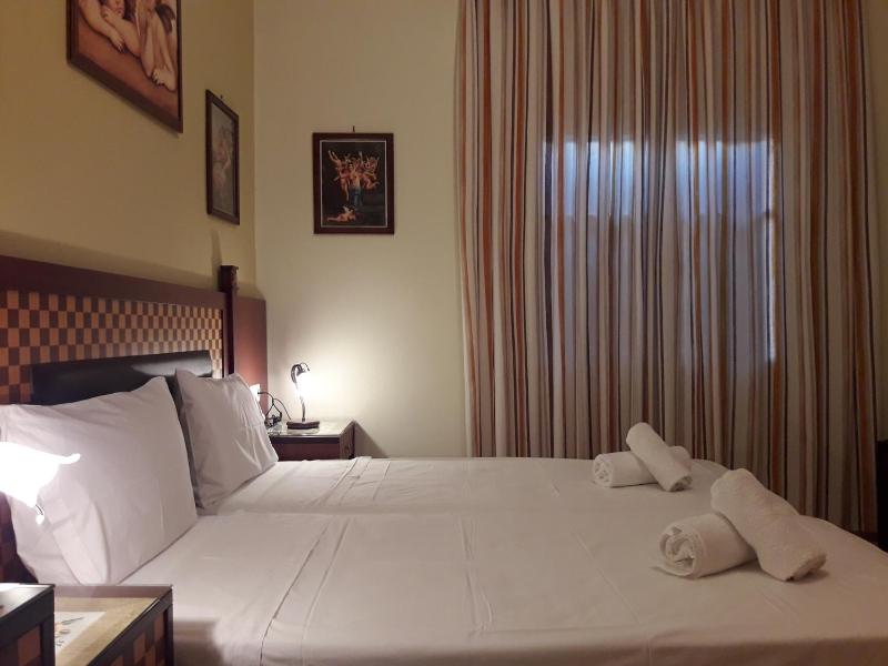 Economy Twin Room image 3