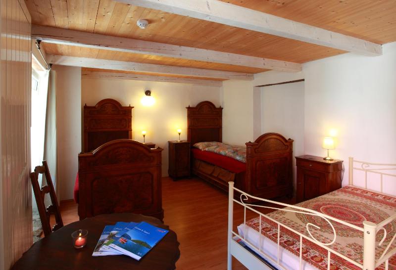 Basic Triple Room image 4