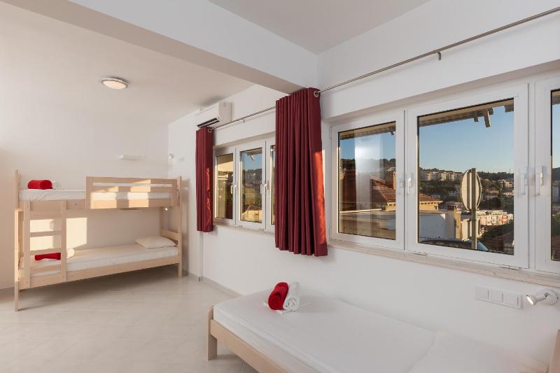 Bed in 7-Bed Mixed Dormitory Room  image 3