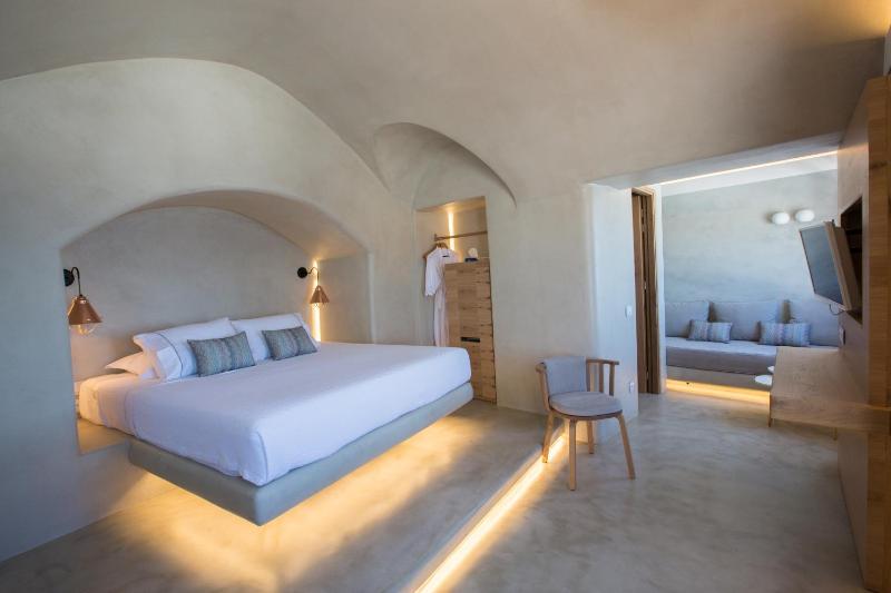 Deluxe  Suite with Caldera View image 3