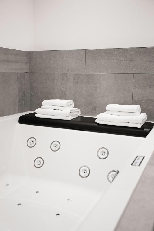 Queen Room with Hot Tub image 4