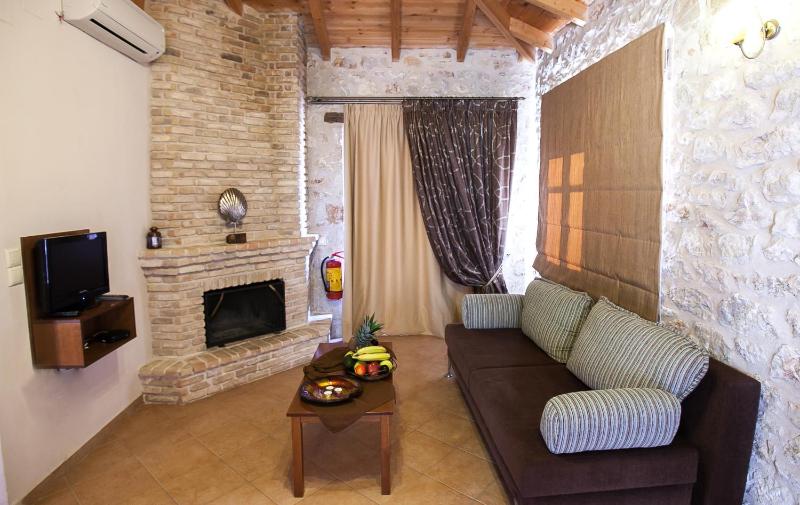 Deluxe Apartment with Partial Sea View and Mountain View image 1