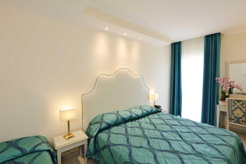 Double Room with Balcony and Sea View image 4