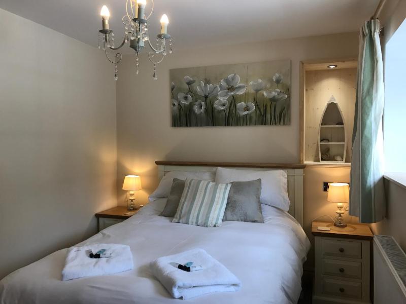 Small Double Room image 4