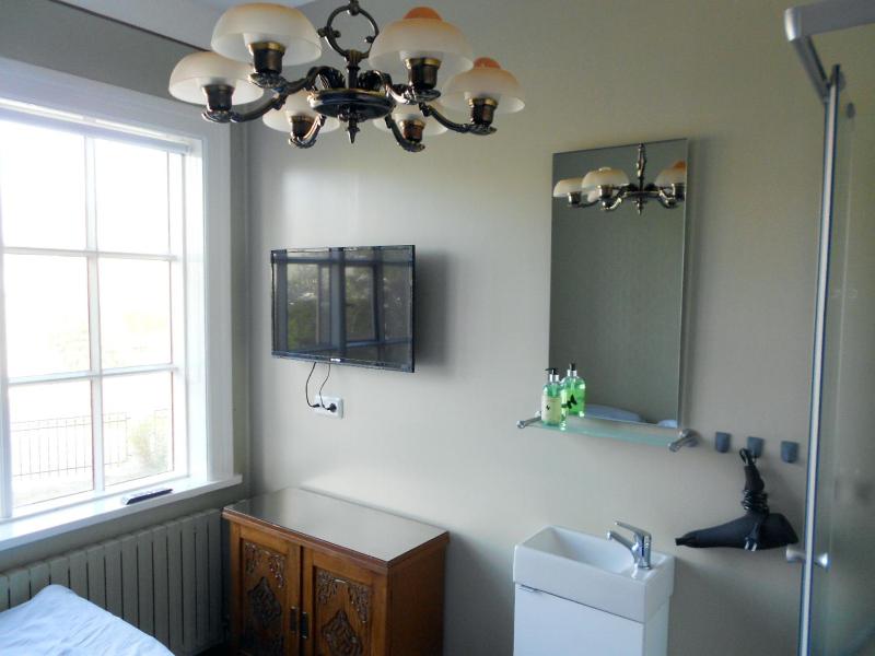 Single Room with Shower image 4