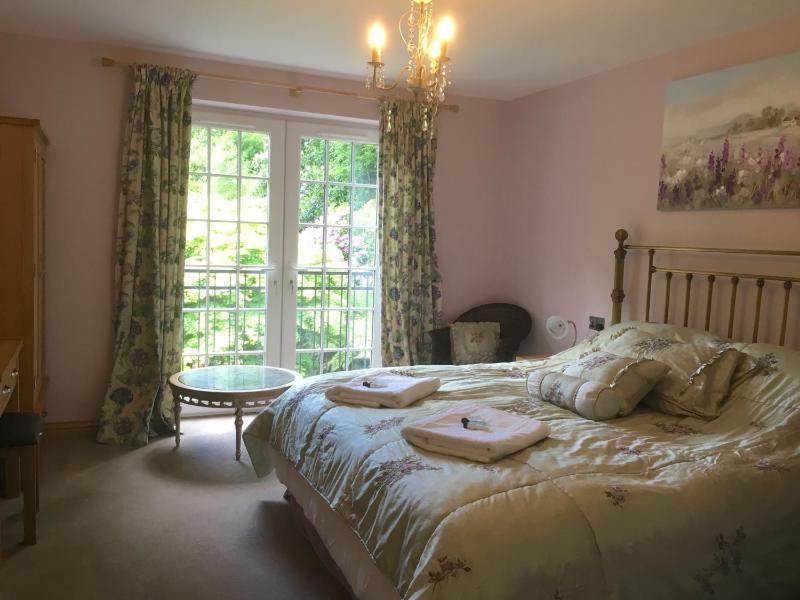 King Room with Garden View image 2