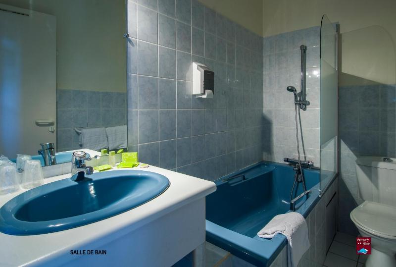 Triple Room with Private Bathroom image 2