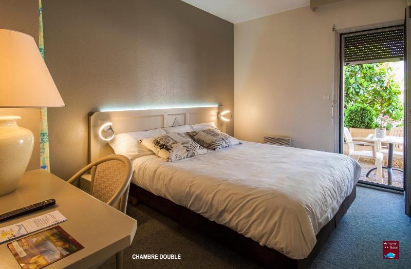 Double Room with Terrace image 4