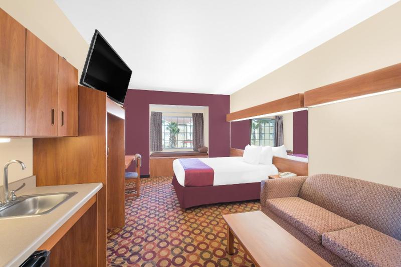 Queen Suite with Tub - Mobility/Hearing Accessible - Non-Smoking image 2