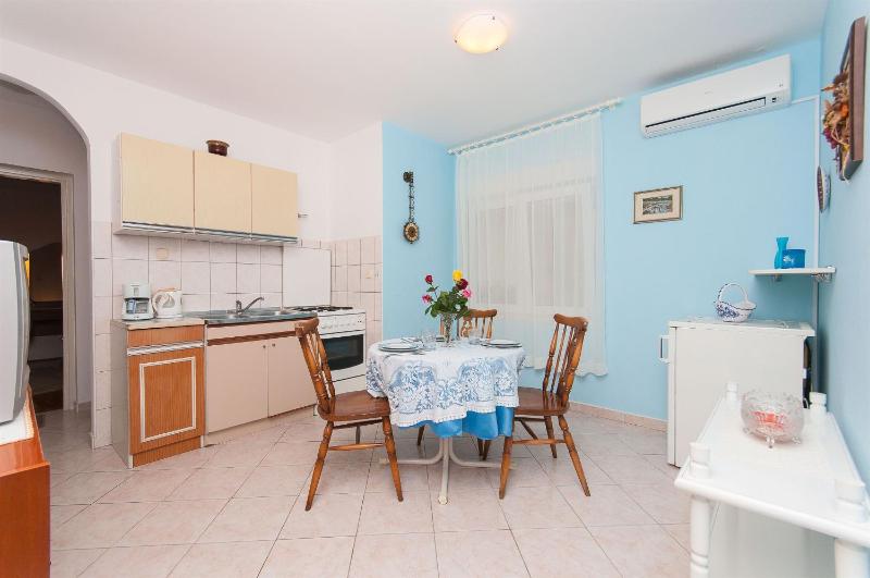 One-Bedroom Apartment image 3