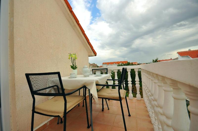 One-Bedroom Apartment image 1