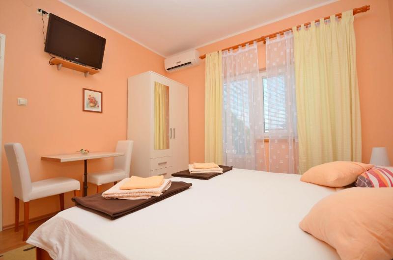One-Bedroom Apartment image 4