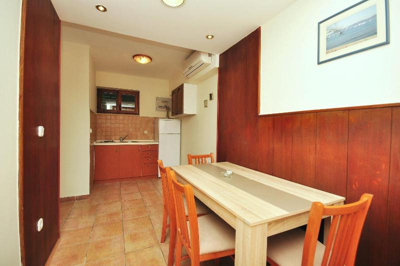 Two-Bedroom Apartment with Garden View image 2