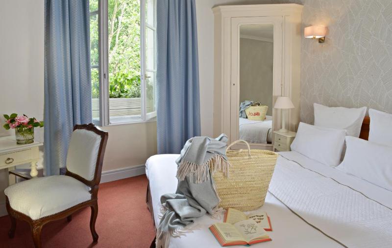 Standard Twin Room image 1