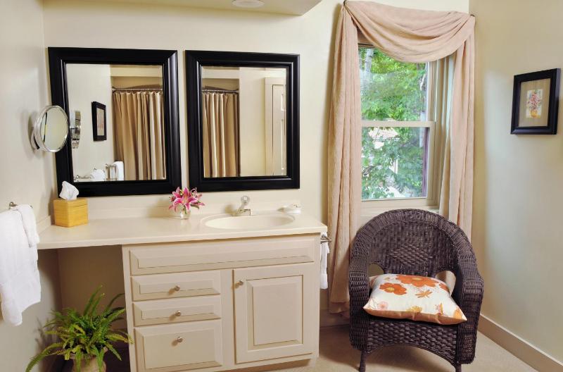Queen Room image 2
