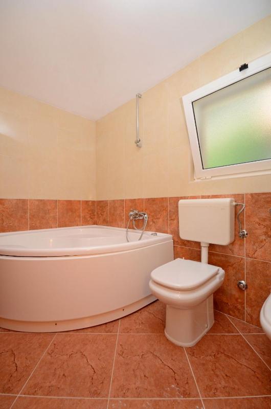 One-Bedroom Apartment image 2