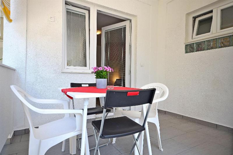 One-Bedroom Apartment image 2