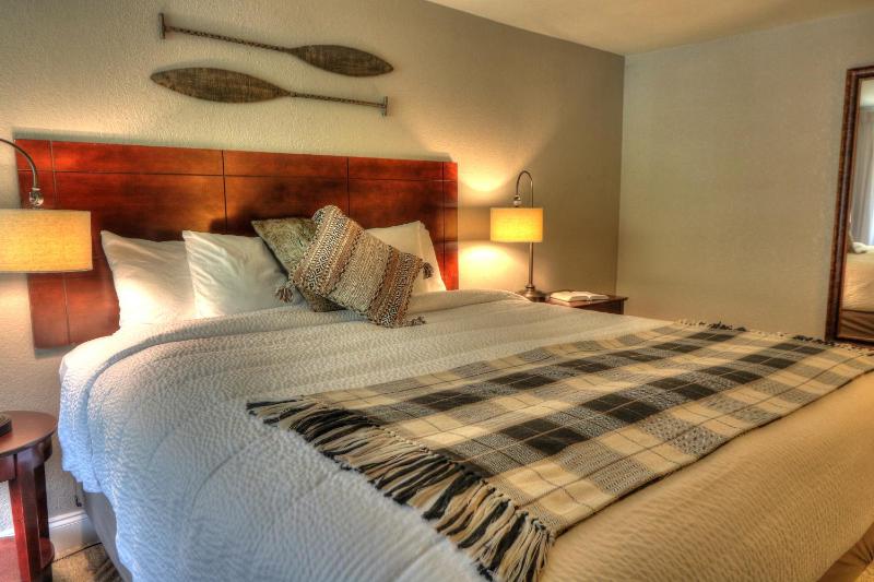 Deluxe King Bed With Fireplace and Balcony image 4