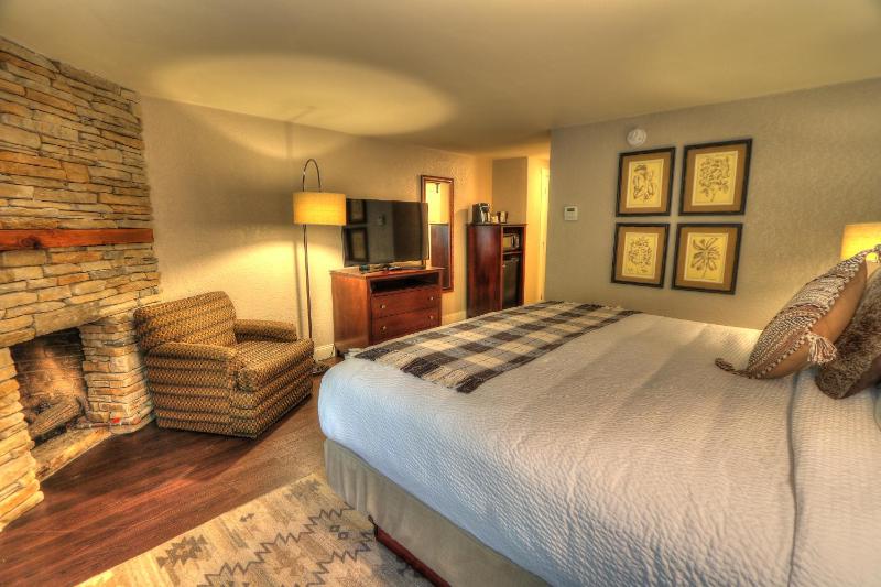 Deluxe King Bed With Fireplace and Balcony image 2
